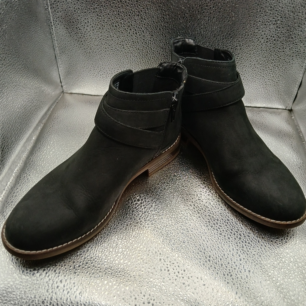 Clarks Matte Black Ankle Boots  Minimalist Design Womens Size 7
